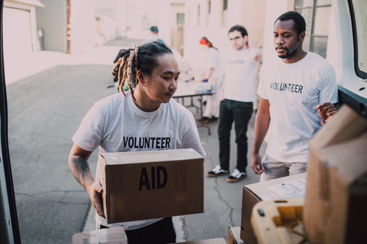 gallery-3 Volunteers unload aid supplies from a van, showcasing teamwork and community support.